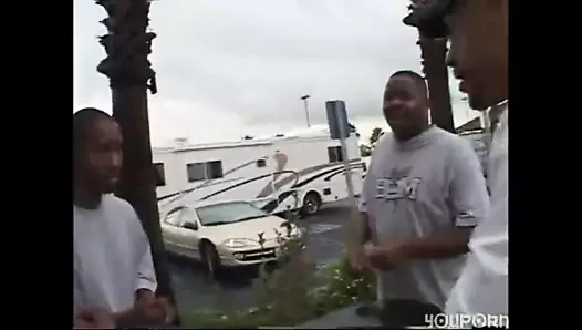 Poontang - adamlar karavanda abanoz alıyor ve hepsini sikiyor