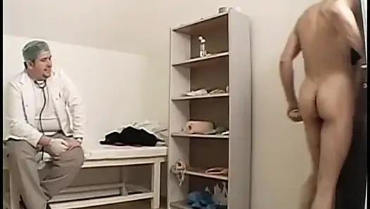 İki doktor doktorun ofisinde seksi bir kız hastasını sikiyor