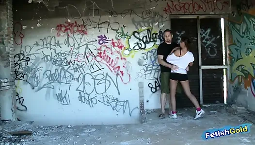 Ateşli evli kadın kocasının genç sarışın bir kızla sikişini izliyor