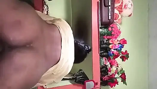 Hintli üvey kız kardeş inek pozisyonunda seks