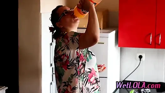 Olgun kadın amıyla oynarken mutfak zemininde meyve suyu içiyor ve çişini yapıyor