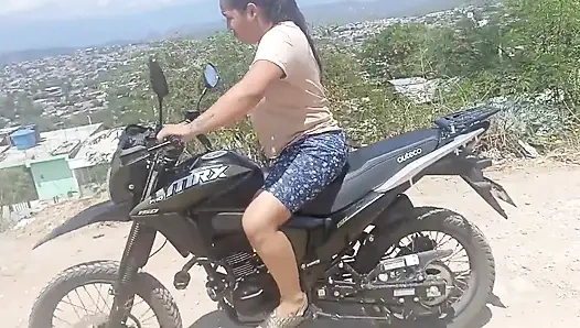 Komşum motosiklete binemiyor ama yarağımı pantolonundan çıkaramıyor!