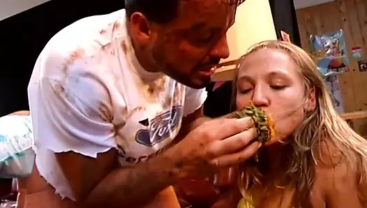 Usta Richard, aynı anda iki alt amca hükmediyor ve aşağılıyor.