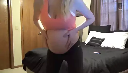 Kasılmaları olan hamile sarışın ve bunun hakkında konuşuyor