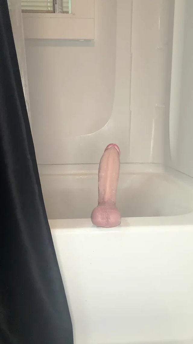 Sürtük evli kadın duşta büyük dildoyla sikişiyor