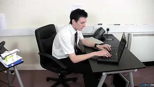 Ofiste fışkırtarak boşalıyor