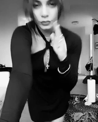 Vanessa hudgens siyah elbiseli