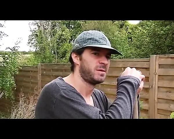 Bahçıvan onu mastürbasyon yapmaya başlayacak kadar azdırıyor