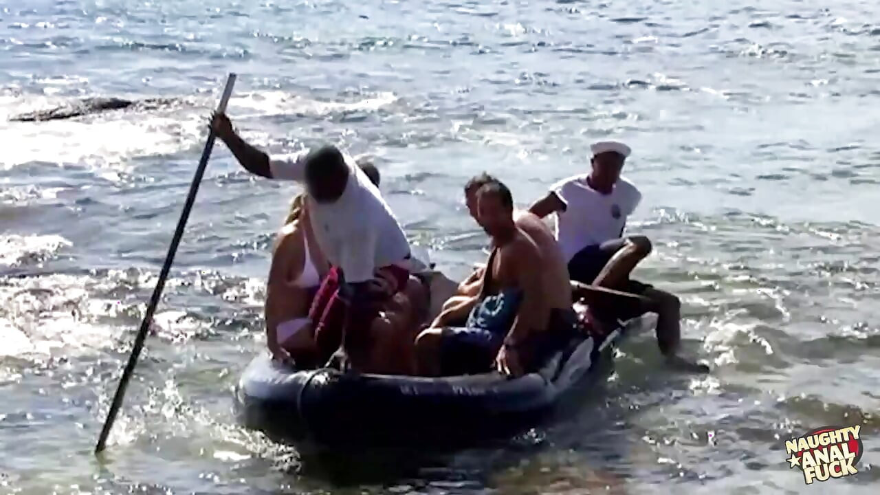 Üç adam adanın plajında sıska sarışınların deliklerini parçalıyor