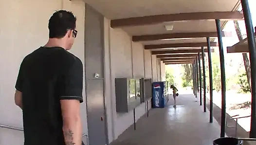 Ateşli hatun Cali Lakai büyük bir yarakla doluyor