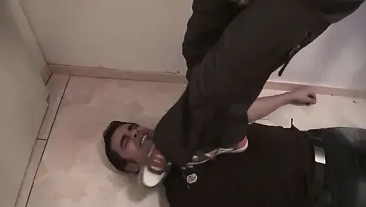 Seksi esmer hatun kölesini cezalandırıyor