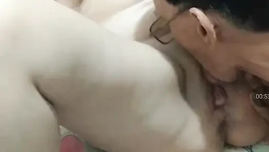 Fışkırtmak için ıslak amını ovuyor
