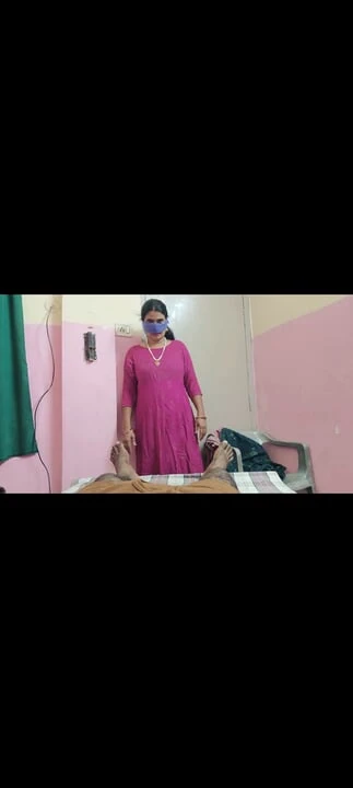 Hintli kız ön sevişme sırasında taytını çıkarıyor