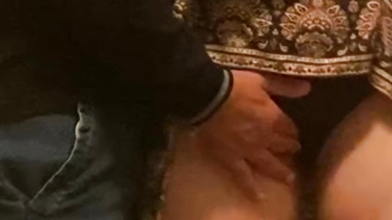 Yabancı sürtük kalabalık metroda parmaklanıyor