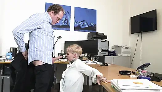 Güzel büyük götlü olgun ofiste sikiliyor