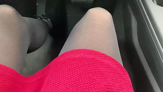 Yeraltı otoparkında ve arabada külotlu çorap giyen crossdresser