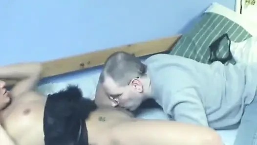 Randy sarışın sürtük ağzını ve amını siktiriyor