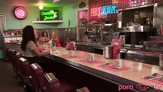 Babes almak boşalmak üzerinde büyük memeler ve içinde ağız