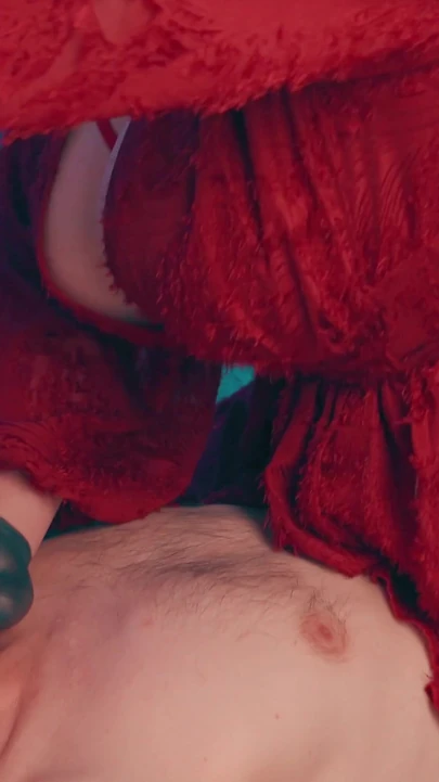 Eldivenli elle muamele el ağzına - baskın orta yaşlı seksi kadın tıbbi eldivenler kenar ve aşağılama sıska adam bakış açısı | Klip 1