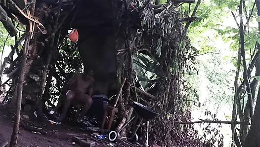 ÇALıLARıN IÇINDE BIR KULÜBEDE YARAK SıVAZLıYOR