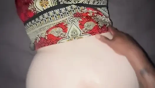 Büyük götlü düzgün vücutlu bebek sıkı amcığını domaltarak siktiriyor
