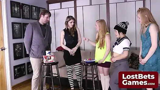 Doğum günü pastası içindeki doğum günü kızı striptiz oyunu