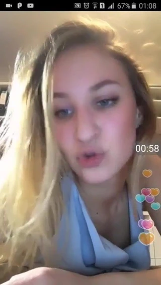 seksi Rus kız dans ve gösterilen göğüsleri için onu izleyiciler