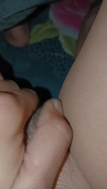 Hintli kız amcığını parmaklıyor ve amını yalıyor