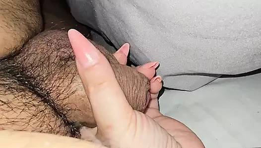 Uzun tırnaklı seksi üvey anne sert üvey oğlunun yarağını alıyor ve çekiyor