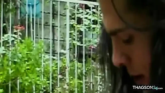 Kaslı adam açık havada sert festivalinde sarışın bebeği sikiyor