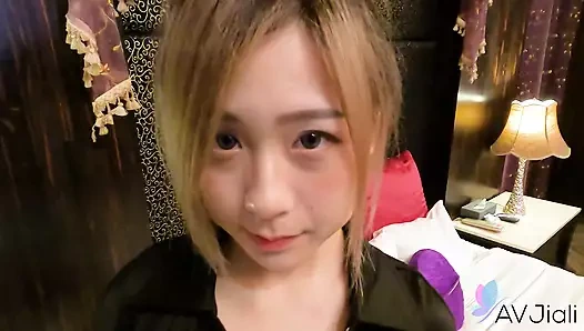 Seksi Çinli kız Lin Siyu otel odasında erkek arkadaşıyla seks yapıyor.