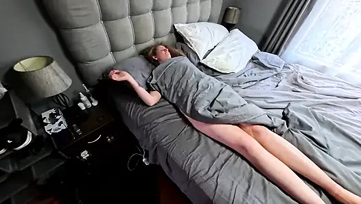 Orta Yaşlı Seksi Kadın Uyandıktan Sonra Sabah Erken Mastürbasyon Yapıyor