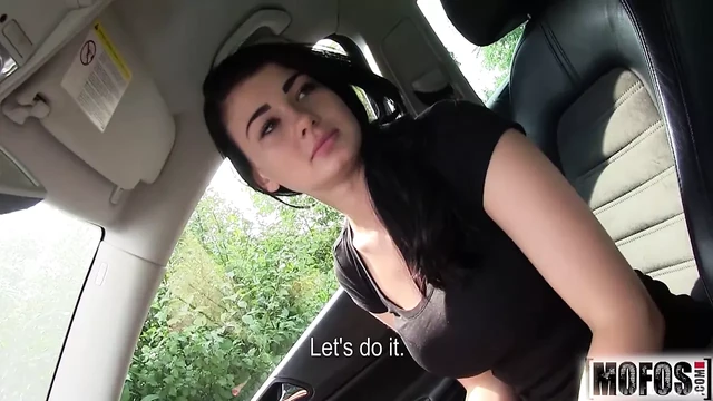 Соблазнение застрявшего в видео юного видео с участием Анны - mofos.com