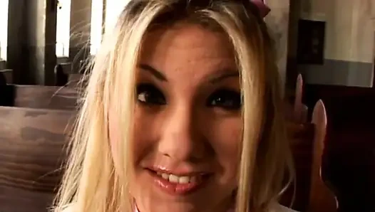 Sarışın ateşli kaltak için anal seks