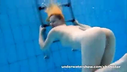 Sevimli lucie su altında soyunuyor