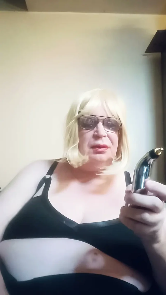 Bölüm 2 - Tombul TV meme uçlarıyla oynuyor.