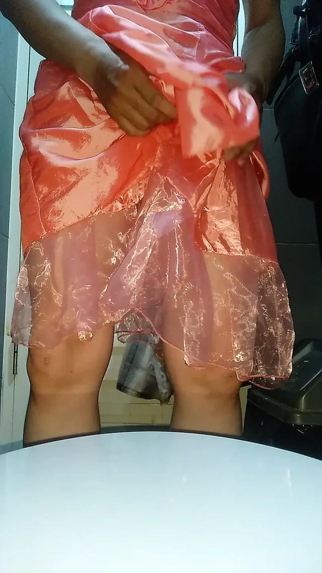 Crossdressing yapan ve cum giyen kız, sevimli saten pembe parti mini elbisesiyle