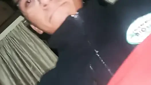Hizmetçi azdı, ben de kıyafetlerini çıkardım ve sikimi içine soktum
