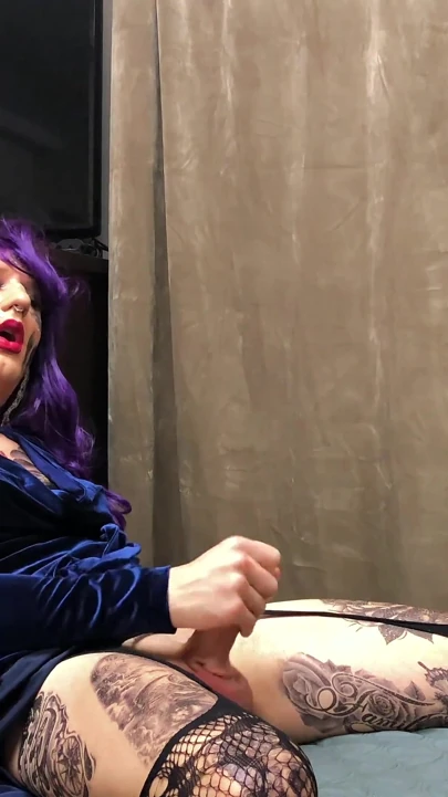 Dövmeli tgirl mastürbasyon yapıyor ve anal oyun