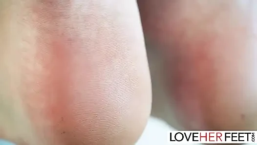 Joi esmer piliç aubree valentine ile ayakla azdırıyor