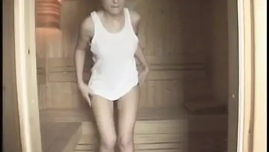 Yaramaz hatun kyra tyelar ateşli saunada dildoyla oynuyor ve soğuk duşta sikiliyor