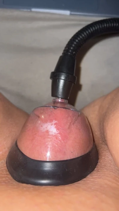 Taze tıraşlı amcığımı pompalıyorum