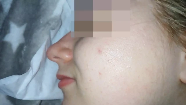 Yüzüne ve amına boşalıyorum ve sperm yanağından aşağı akıyor