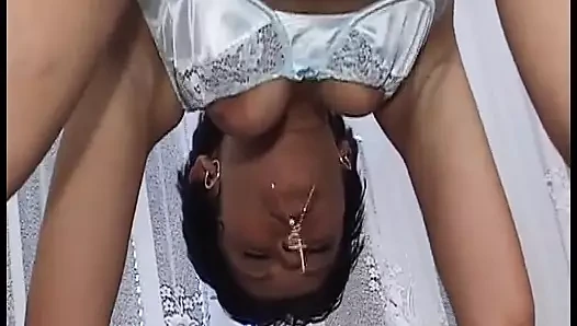 Almanya'dan kısa saçlı bayan kıllı amcığını dölle kaplıyor