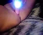 Seksi dövmeli milf masturbates ona güzel pembe kedi