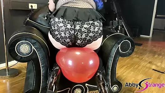 Alman iri güzel kadın Abby Strange balon patlatıyor, looner fetişi