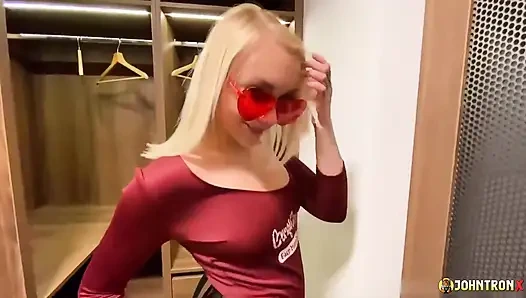 Johntronx - ein super heißes blondes showgirl fickt mich im schrank