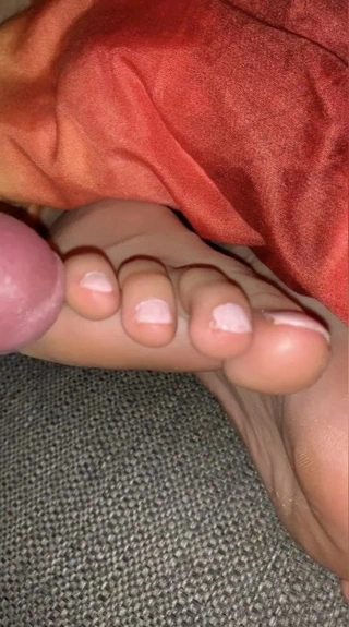 2 günlük alışveriş turu sonrası kız ayakları