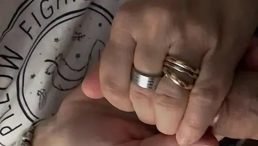 Karım bana mega son boşalma ile yavaş bir sakso çekiyor