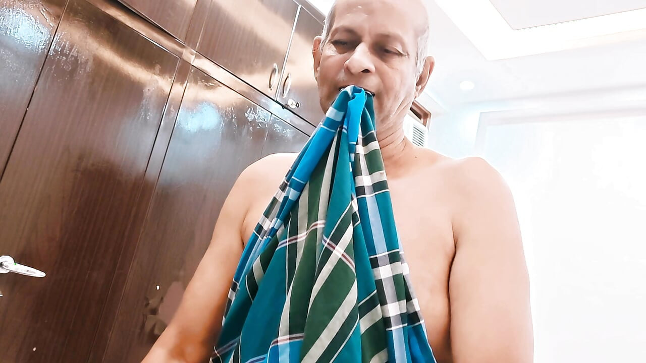 Hintli threesom desi video patron otelde hizmetçi karısıyla sert seks yapıyor